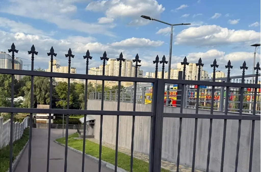 Прокуратура вимагає демонтувати паркани біля River Mall, що перекривають доступ до Дніпра