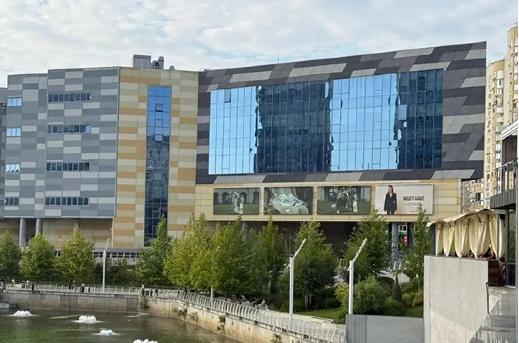Прокуратура вимагає демонтувати паркани біля River Mall, що перекривають доступ до Дніпра