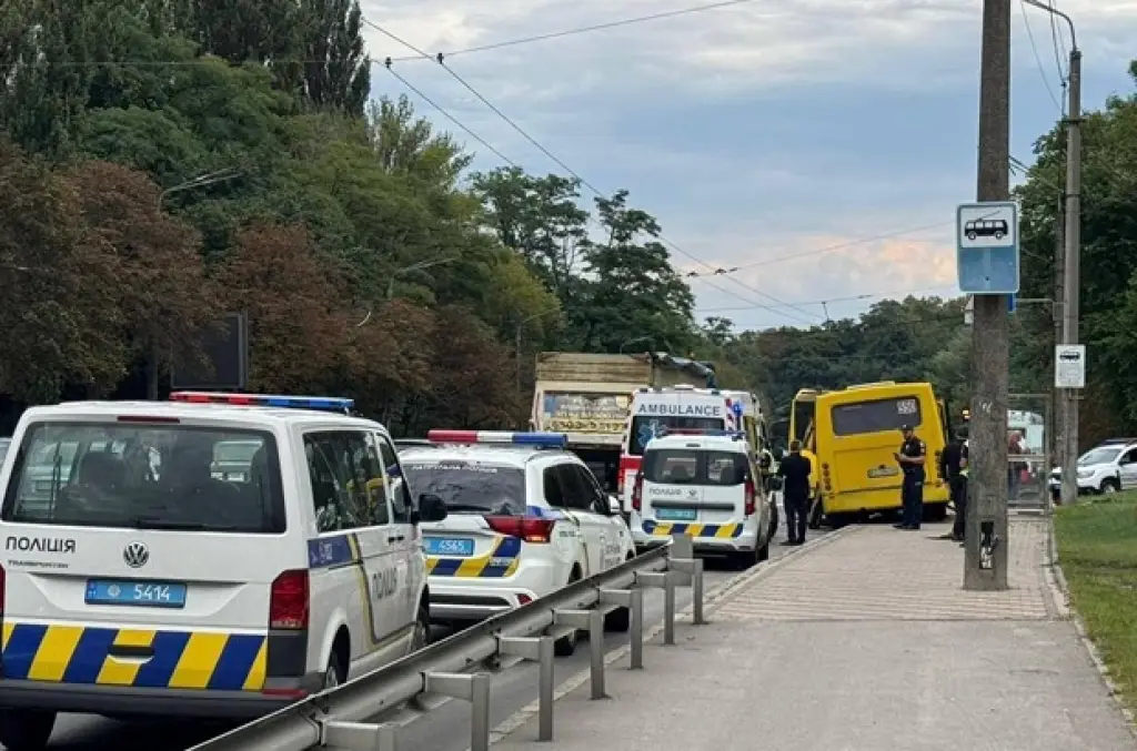 У Києві маршрутка врізалася в автобус: двоє людей потрапили до лікарні