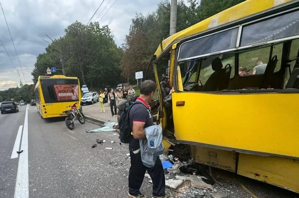 У Києві маршрутка врізалася в автобус: двоє людей потрапили до лікарні