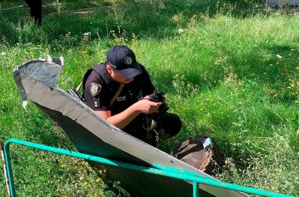 У Києві впав ворожий дрон біля житлового будинку: обійшлося без вибуху