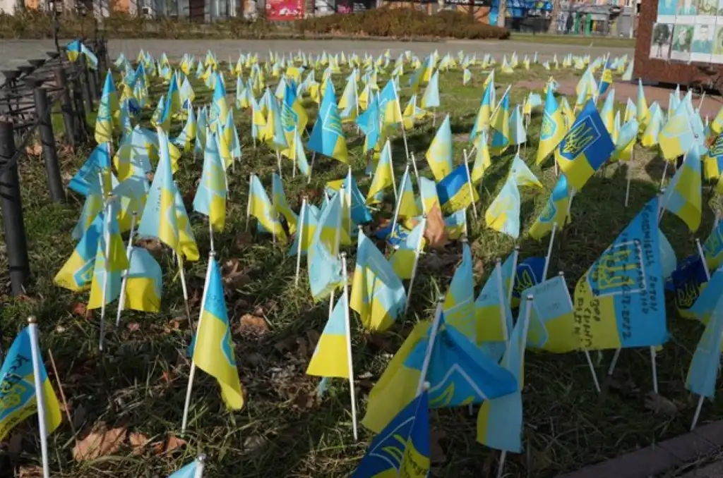 У Херсоні з площі Свободи зникли прапорці пам’яті загиблих захисників