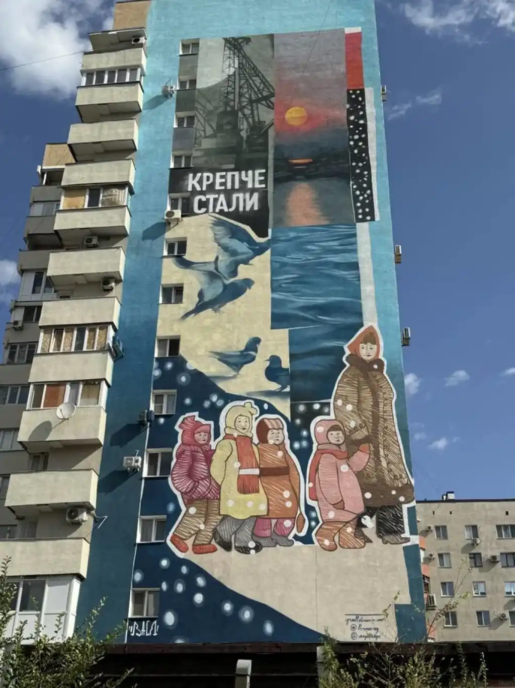 У Маріуполі окупанти знищили українські мурали та встановили пам’ятники прянику і самовару