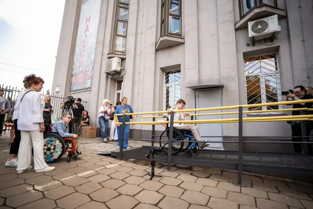 Театр драми і комедії на лівому березі став безбар’єрним для відвідувачів