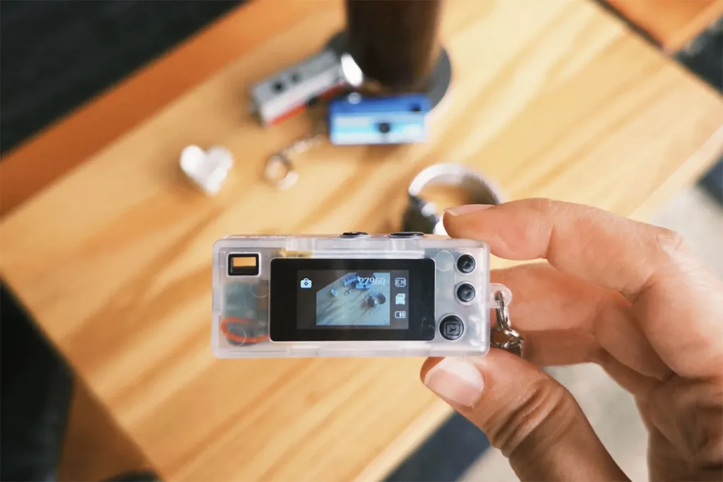 Kodak представив мінікамеру-брелок у ретро-стилі