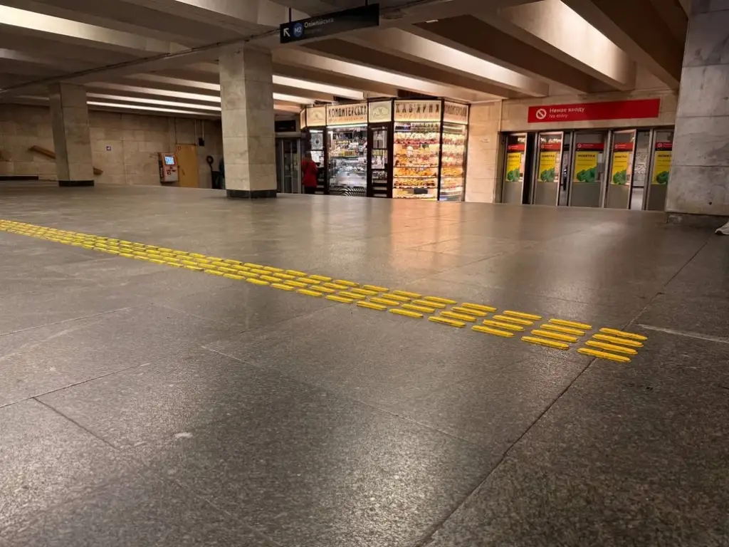 На станції метро «Олімпійська» та в підземному переході монтують тактильну навігацію
