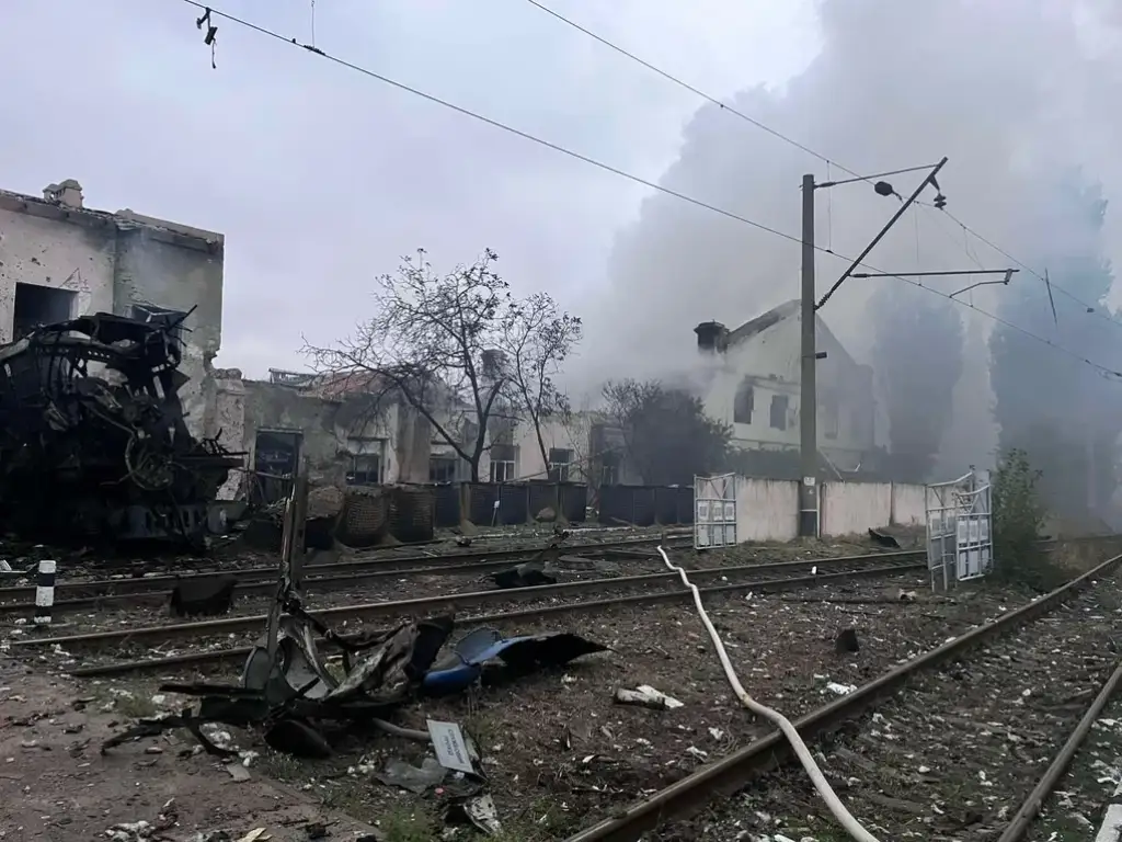 Масований обстріл Одеси: росіяни вдарили по депо «Укрзалізниці», є постраждалий