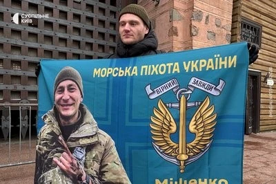 «Ми маріупольські»: у центрі Києва знову вийшли підтримати полонених і зниклих безвісти