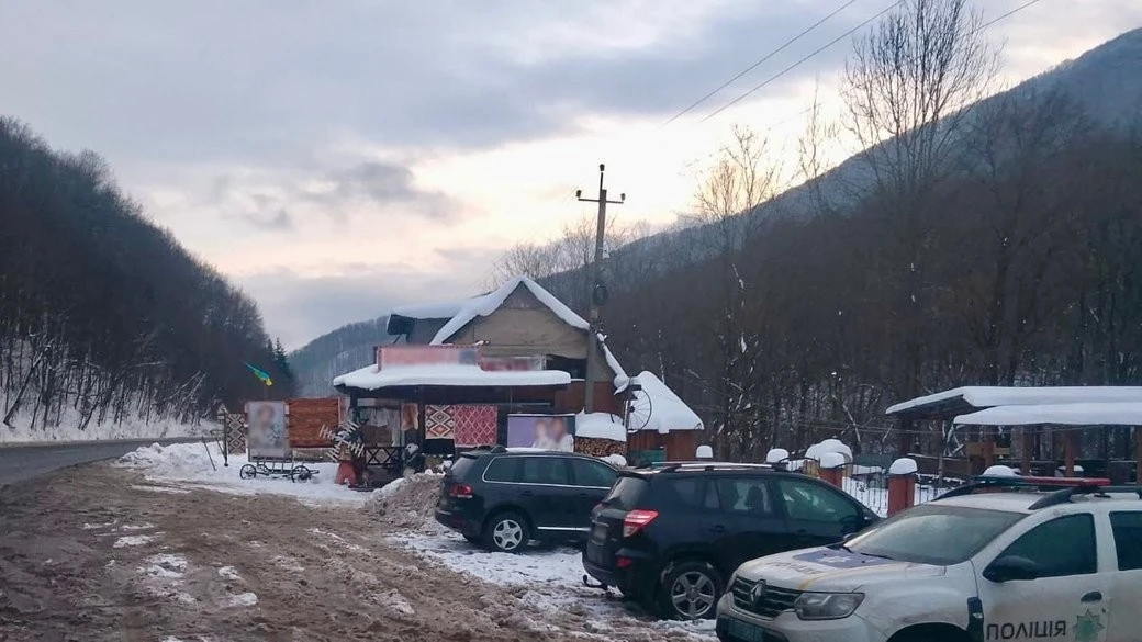 «Фас» замість гостинності: на Закарпатті власник кафе нацькував вівчарок на туристів із дітьми «Фас» замість гостинності: на Закарпатті власник кафе нацькував вівчарок на туристів із дітьми