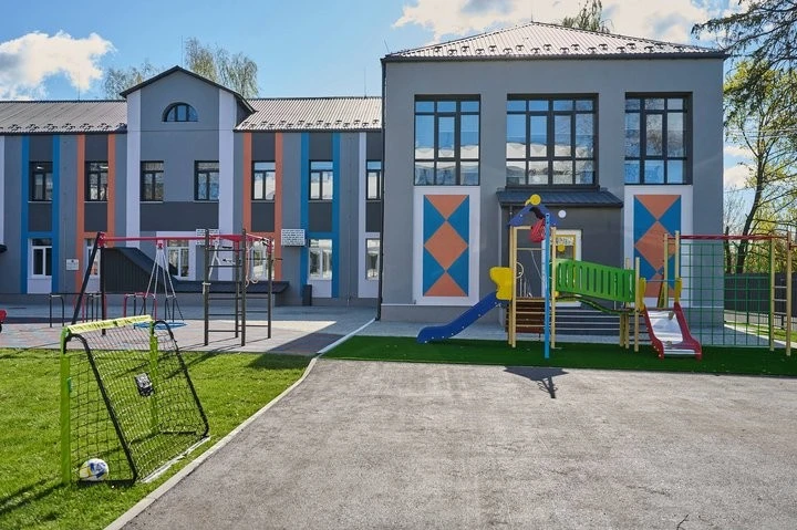 У Гостомелі знову відкрили школу після руйнувань війни – що відновили і як навчаються діти