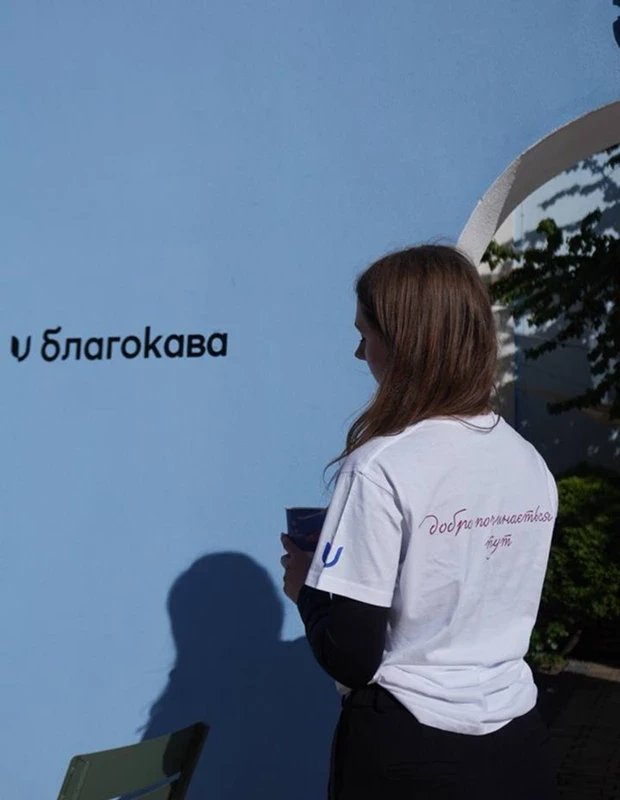 У монастирському дворику запрацювала кав’ярня, що фінансує оборону України