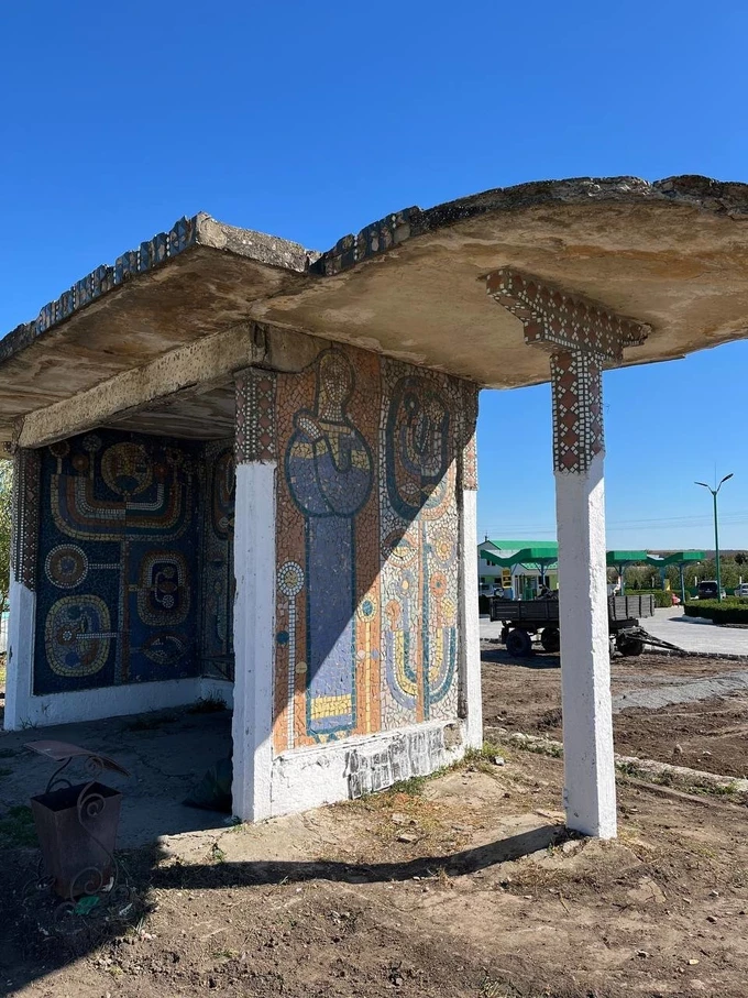 На Хмельниччині рятують унікальну мозаїчну зупинку