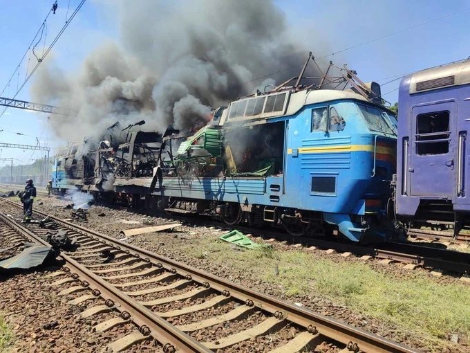Російські війська атакували поїзди у двох областях України Російські війська атакували поїзди у двох областях України